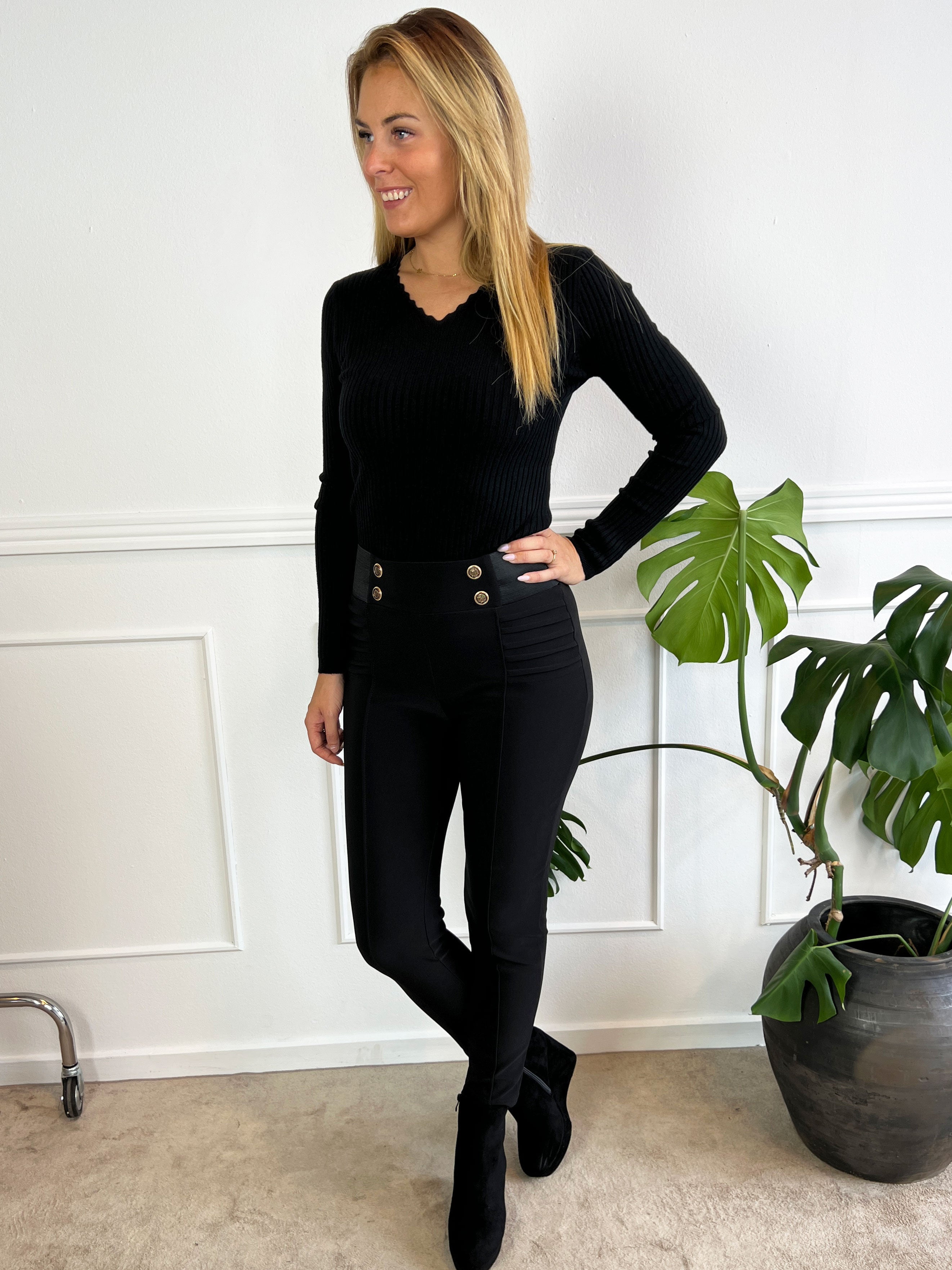 Akulina - Svarta leggings med guldknappar